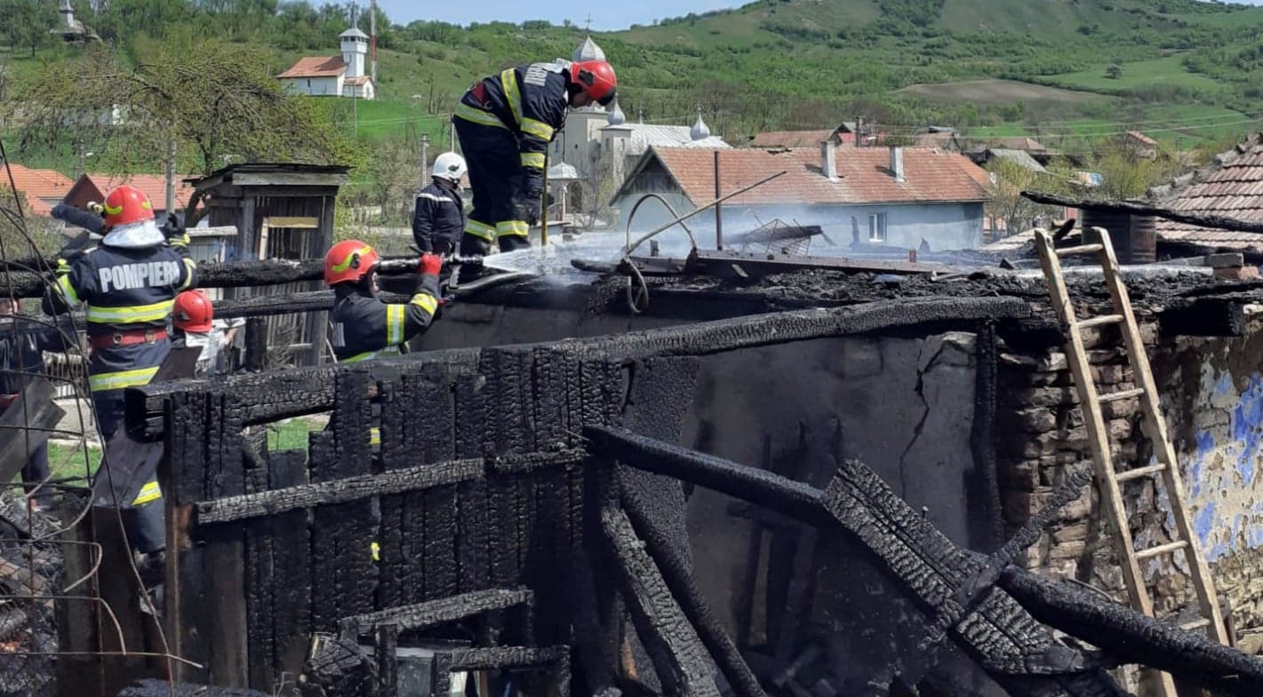 Anexă distrusă în totalitate de flăcări. Foto: ISU Cluj.