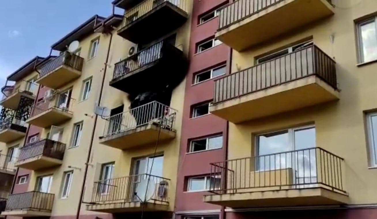 Trei etaje ale unui bloc din Florești, afectate de incendiu. Foto: Captură ecran video ISU Cluj.