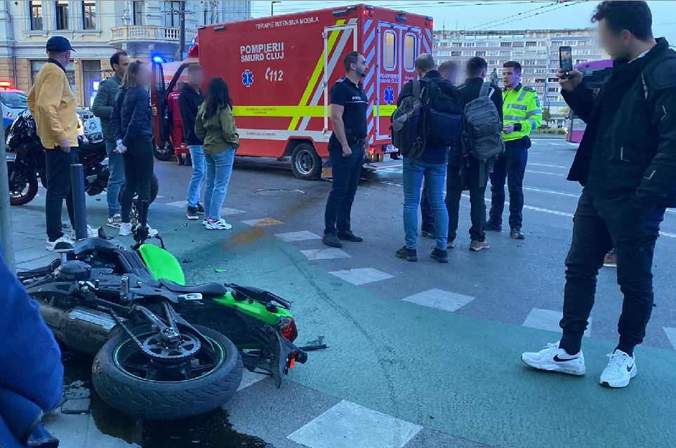 Accident pe strada Horea, între o mașină și o motocicletă