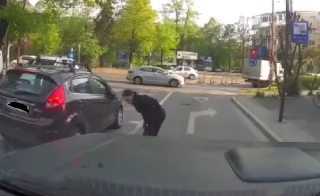 Femeie lovită de mașină pe Tăietura Turcului. Foto: Captură ecran video Facebook INFO TRAFIC jud. CLUJ.