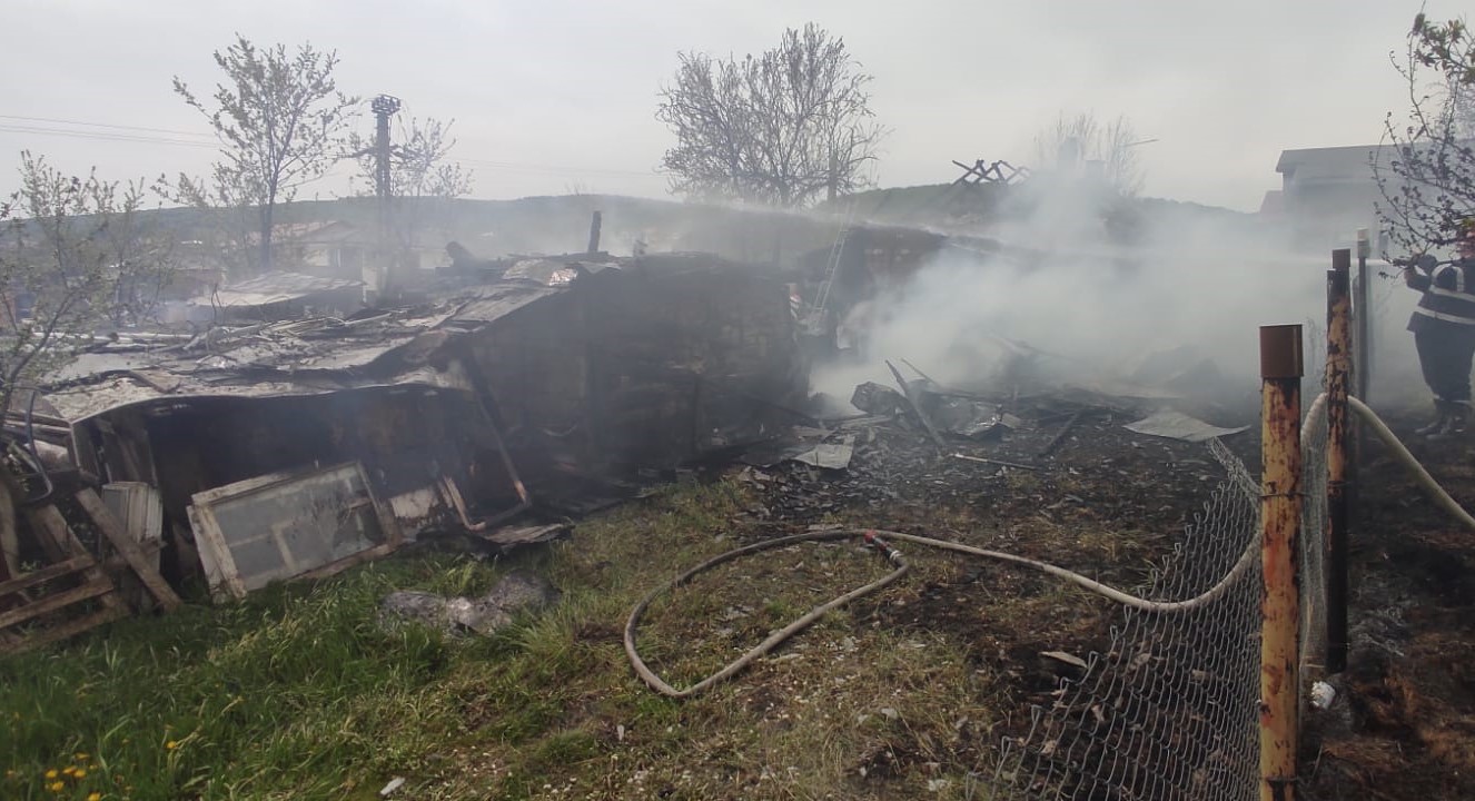 Incendiu puternic în localitatea Chinteni, județul Cluj/ FOTO: ISU Cluj