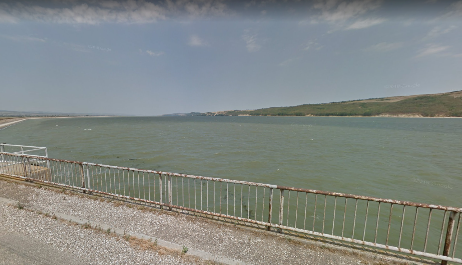 Cei doi copii au fost recuperați din apele Barajului Berești, însă din nefericire, în ciuda eforturilor depuse de medici, au fost declarați morți/ FOTO: captură ecran Google Maps