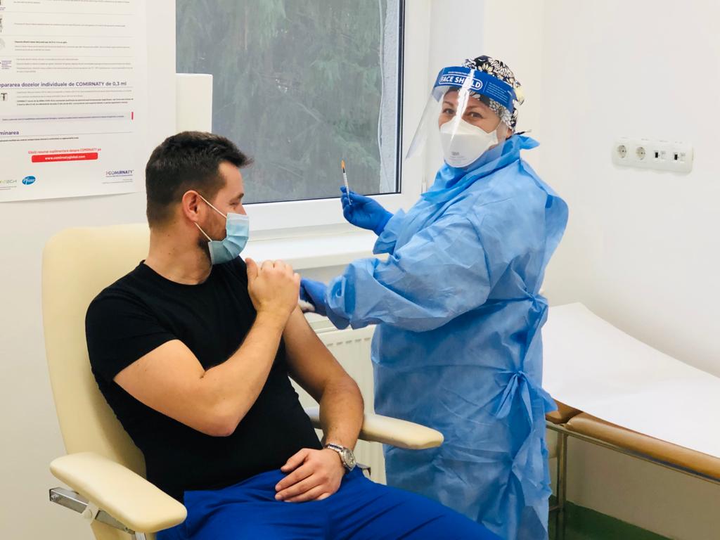 Românii care doresc să se vaccineze cu doza a 4-a o pot face din 16 mai. FOTO: Prefectura Cluj