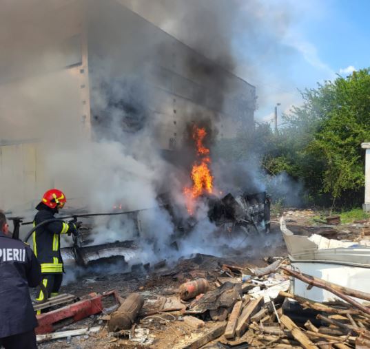 Incendiu care a cuprins un autobuz și o hală, în Câmpia Turzii / Foto: Grup de WhatsApp ISU Cluj
