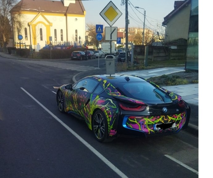 Mașina condusă de Anda Adam, parcată neregulamentar în Cluj-Napoca. FOTO: Info Trafic