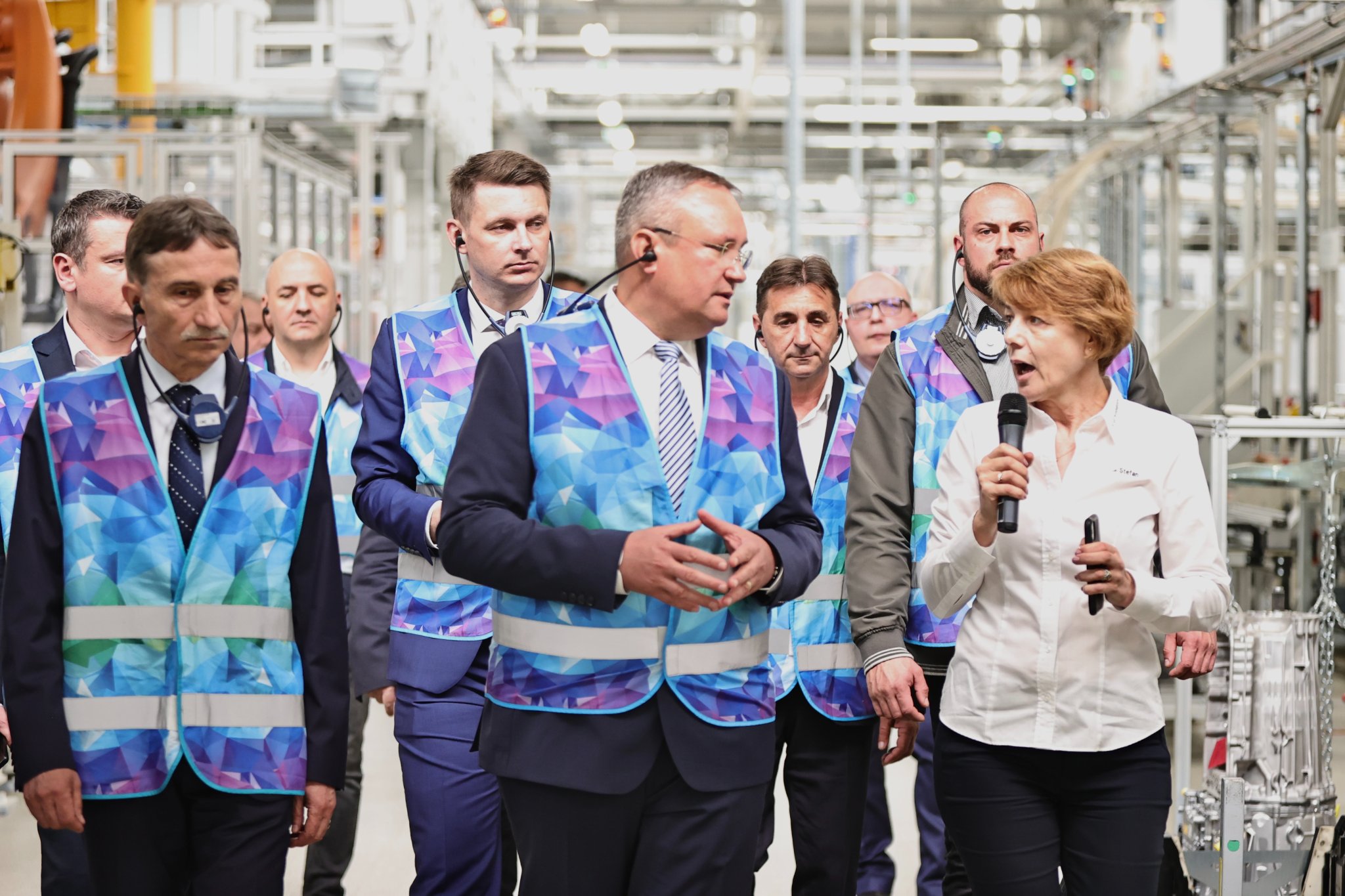 Premierul Ciucă, în vizită la fabrica Star Assembly din Sebeș. FOTO: Guvernul României