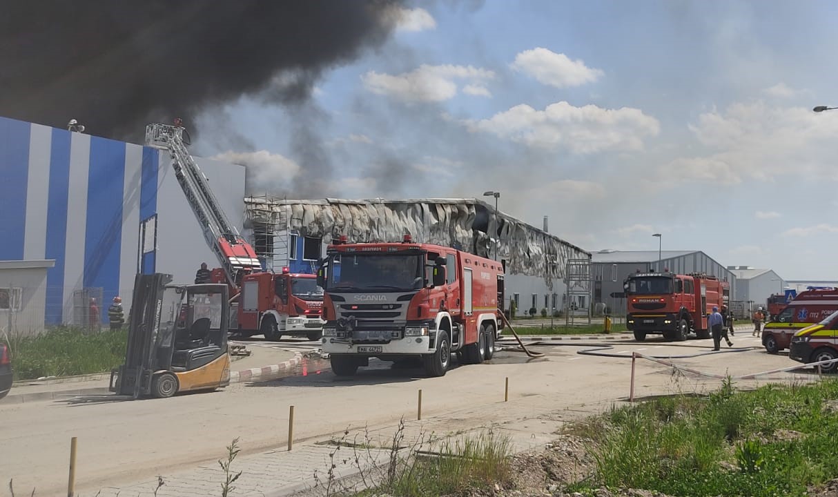 Pompierii continuă să intervină pentru a stinge focarele active rămase în urma incendiului puternic din Dej/ FOTO: ISU Cluj