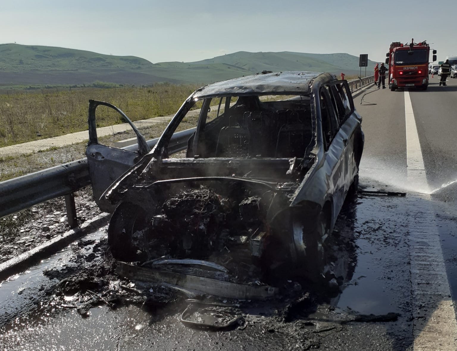 Mașină distrusă de flăcări pe A10. FOTO: ISU Cluj
