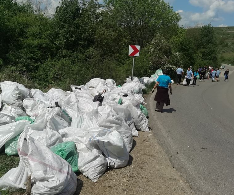 5.000 kg de gunoaie, adunate de zeci de oameni cu spirit civic de pe Dealul Fânațelor / Foto: OneWay Cleaning - Facebook