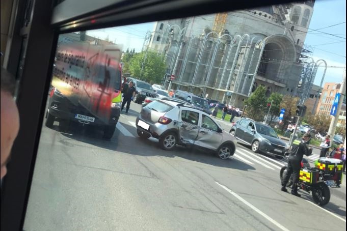 Accident în Piața Cipariu! Două mașini sunt implicate, între care un taxi / FOTO:  Info Trafic Cluj-Napoca - Facebook