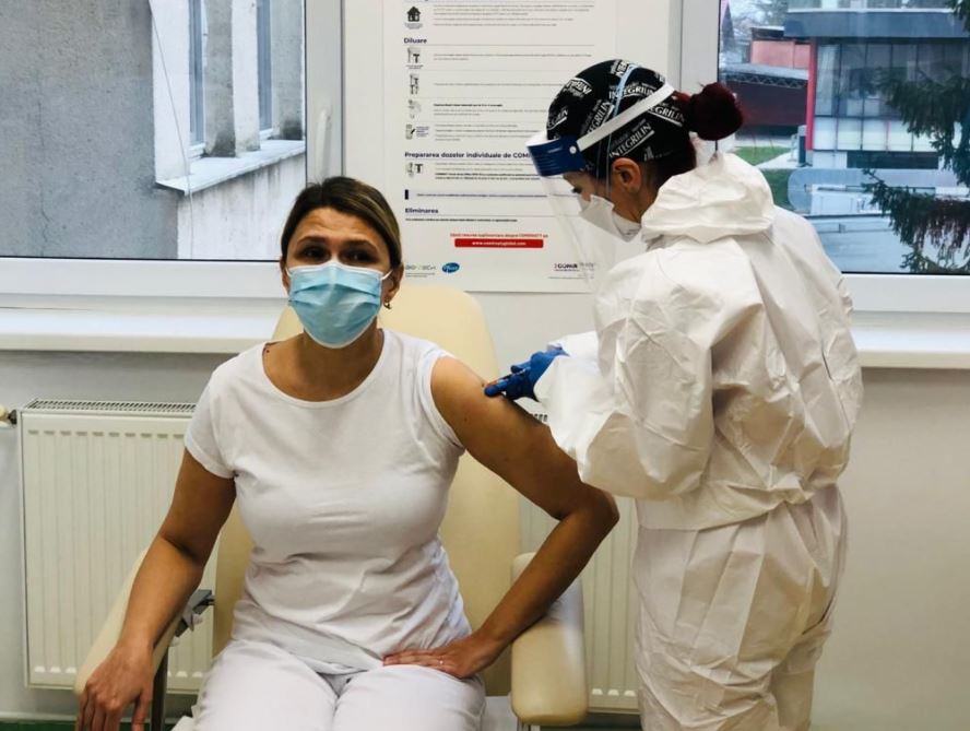 Vaccinarea anti-COVID se face la medicii de familie / Foto: Prefectura Cluj