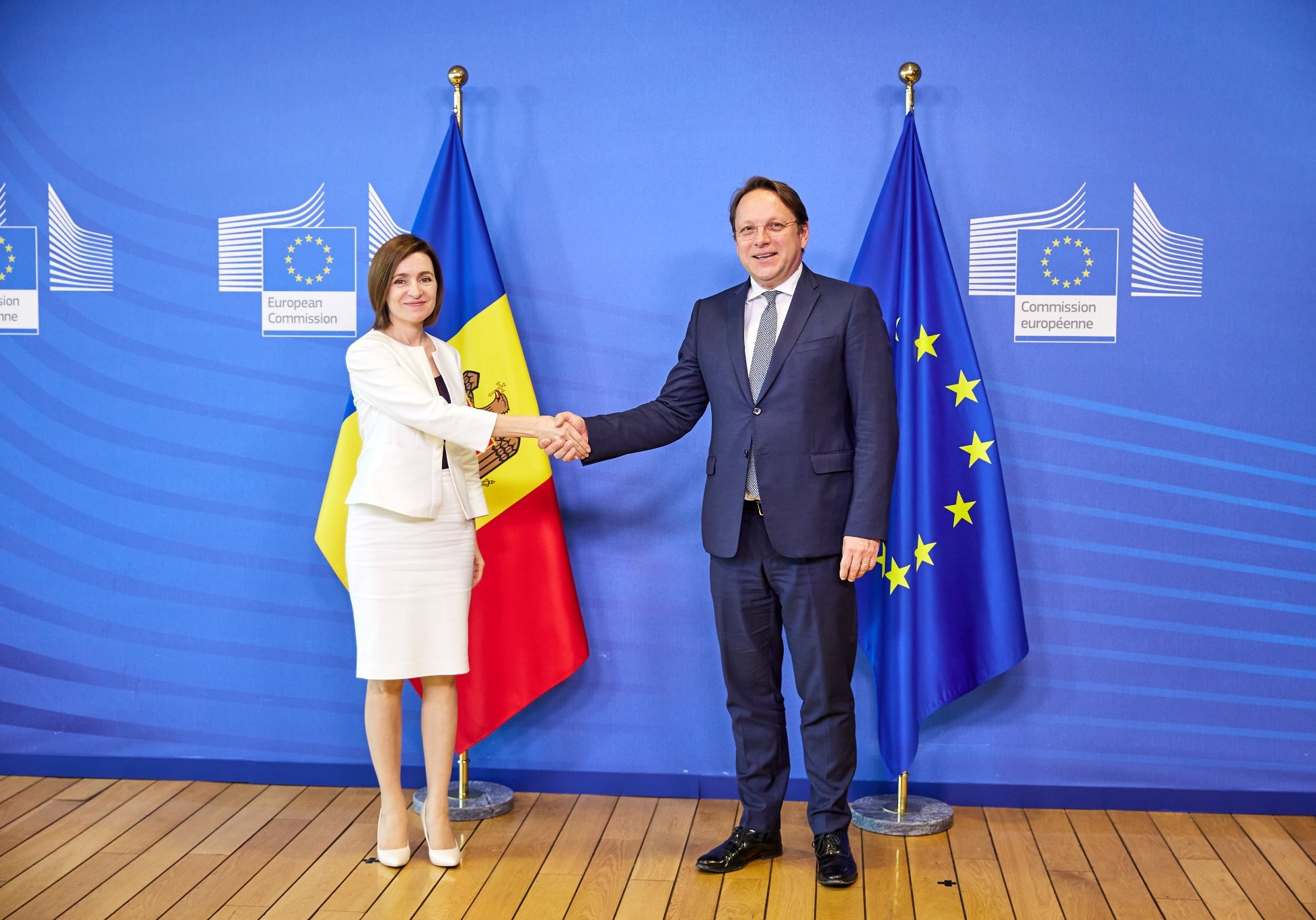 Președintele Republicii Moldova, Maia Sandu și Oliver Varhelyi, Comisarul European pentru Extindere și Vecinătate. Foto: Facebook/ Maia Sandu
