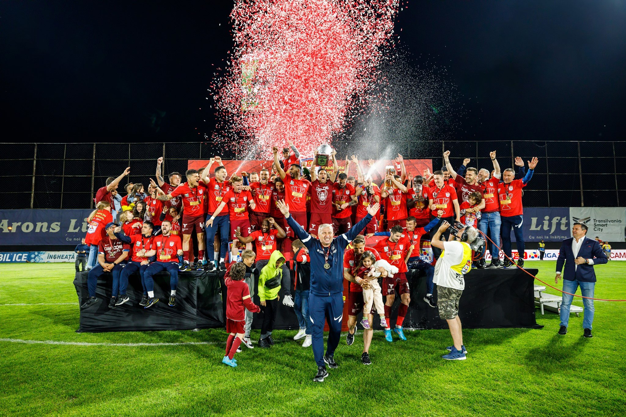 Jucătorii lui CFR Cluj sărbătorind un nou titlu în Liga 1. FOTO: CFR Cluj Facebook