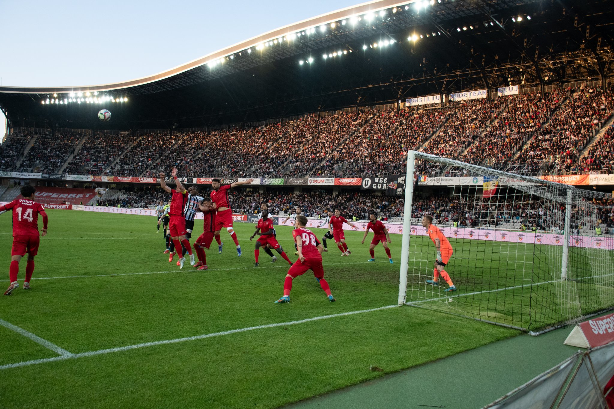 Fază fixă la meciul Universitatea Cluj - FC Hermannstadt. FOTO: Paul Gheorgheci/ monitorulcj.ro