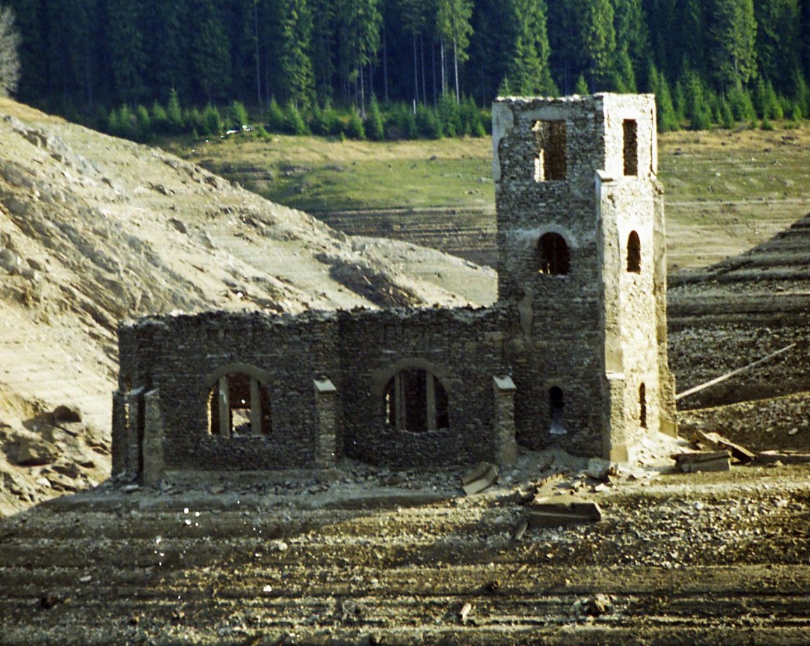 În zilele toride de vară, în satul Beliş din judeţul Cluj, de sub lacul de acumulare Beliș-Fântânele îşi face apariţia ruinele unei biserici care datează din secolul XIX/ FOTO: Septimiu Bizo - Facebook