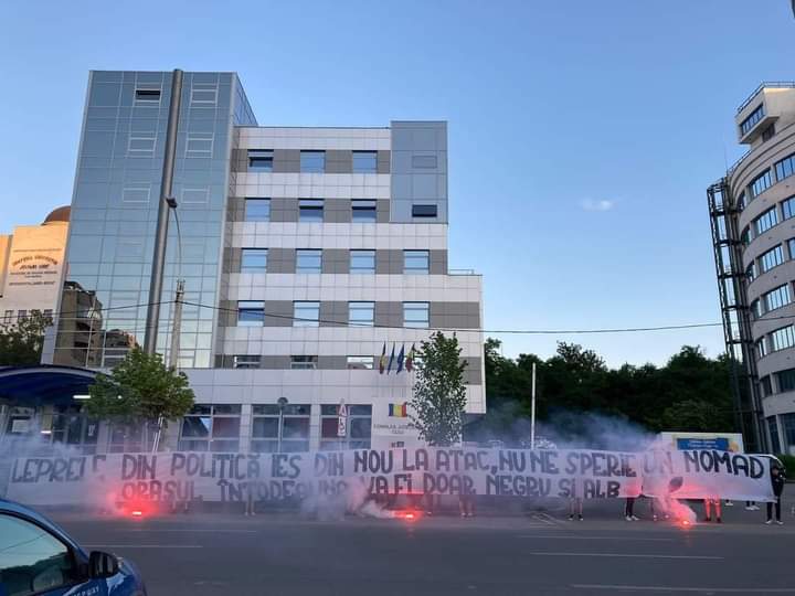 Fanii lui „U” Cluj au afișat un banner uriaș în fața Consiliului Județean. FOTO: U Cluj Fans Facebook