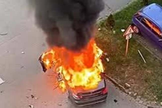Momentul în care a explodat mașina lui Crișan. FOTO: Captură Foto Youtube