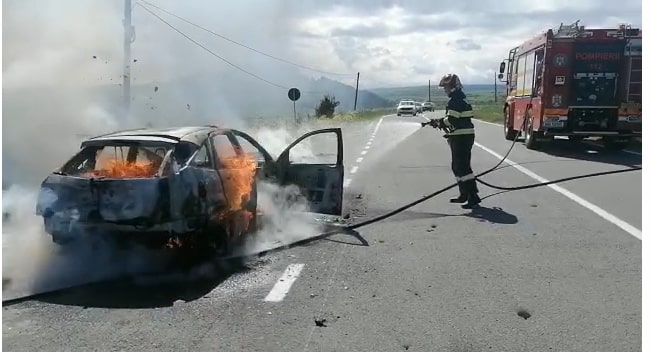 Mașină în flăcări în județul Cluj. FOTO: ISU Cluj