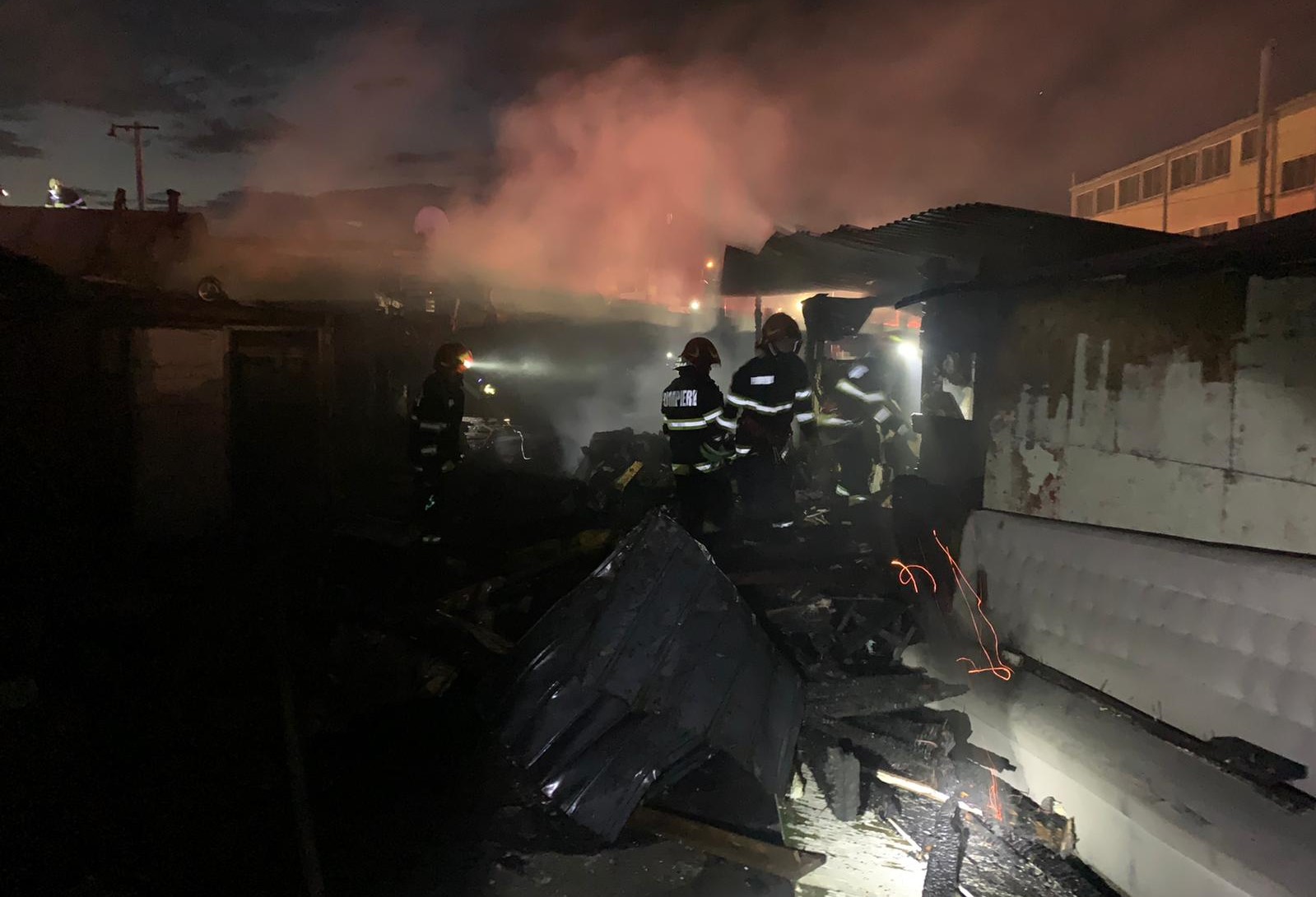 Pompierii au intervenit în această dimineață la un incendiu care a cuprins mai multe barăci de pe strada Cantonului/ Foto: ISU Cluj
