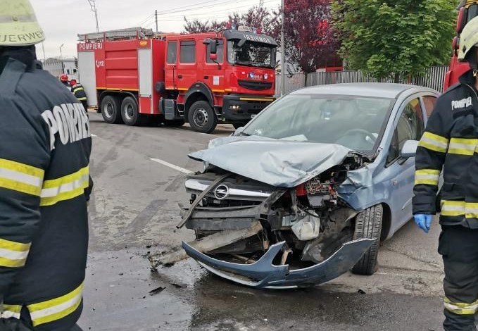 În urma accidentului, două persoane au ajuns la spital/ Foto: ISU Cluj