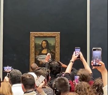 Faimoasul tablou „Mona Lisa” a fost vandalizat cu o prăjitură cu cremă / Foto: captură ecran Twitter