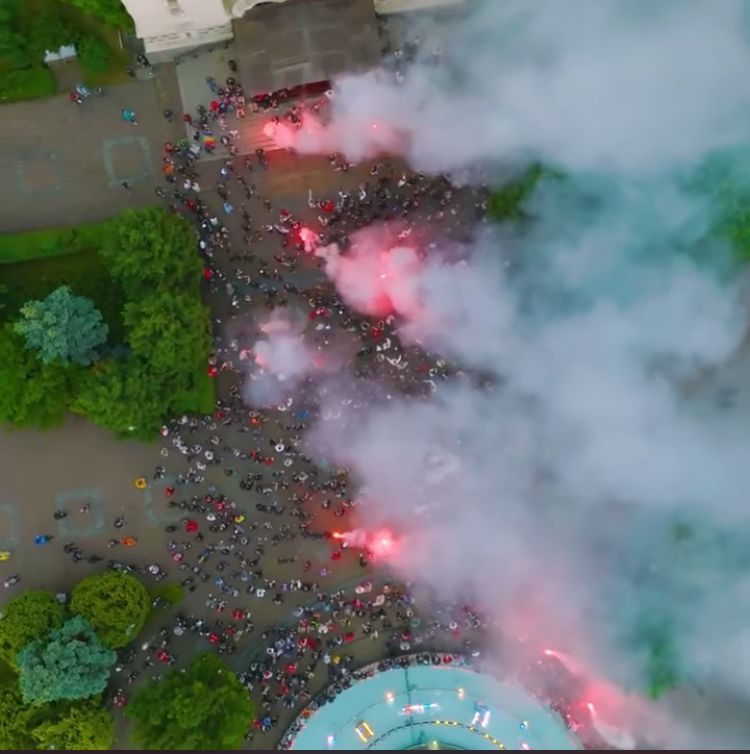 Fanii Universității Cluj au sărbătorit promovarea în centrul orașului. Captură foto: U Cluj Fans
