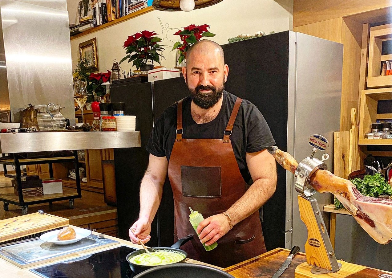 Chef Adi Hădean va pregăti alături de bucătari din Ucraina/ Foto: Adrian Hadean/Facebook