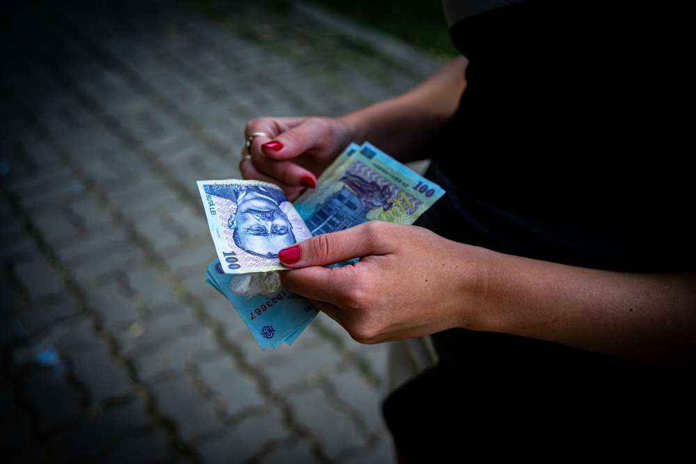 Trei din zece români (28%) continuă să-şi păstreze economiile „la saltea”, în condiţiile în care o treime dintre ei nu reuşeşte să economisească/ Foto: depositphotos.com