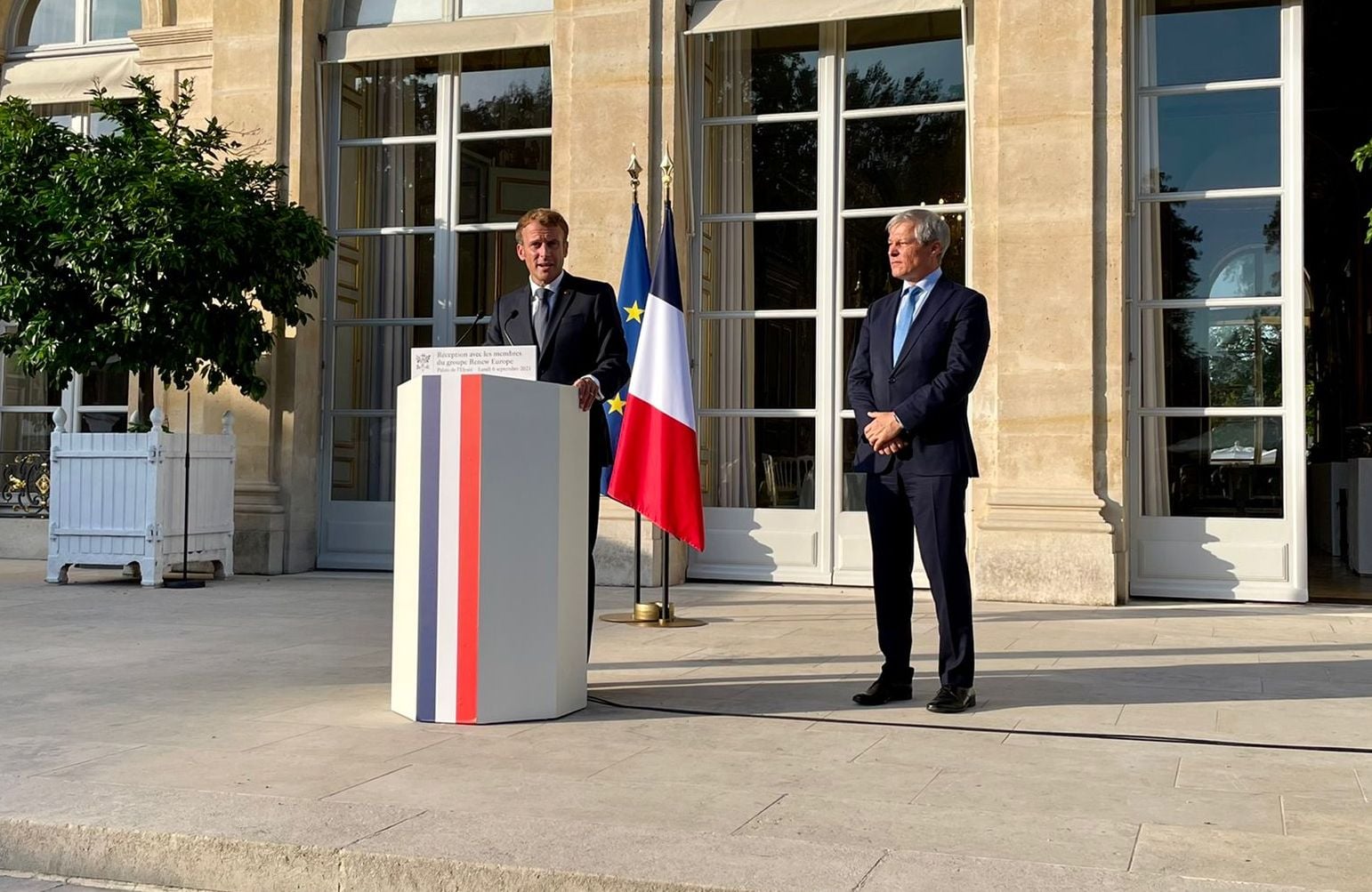 Emmanuel Macron si Dacian Cioloș. Sursa foto Facebook Dacian Cioloș