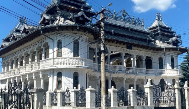 Agenția Națională de Administrare Fiscală (ANAF) Turda scoate la licitație în această lună un palat cu turnulețe de pe raza municipiului Turda/ Foto: turdanews.ro