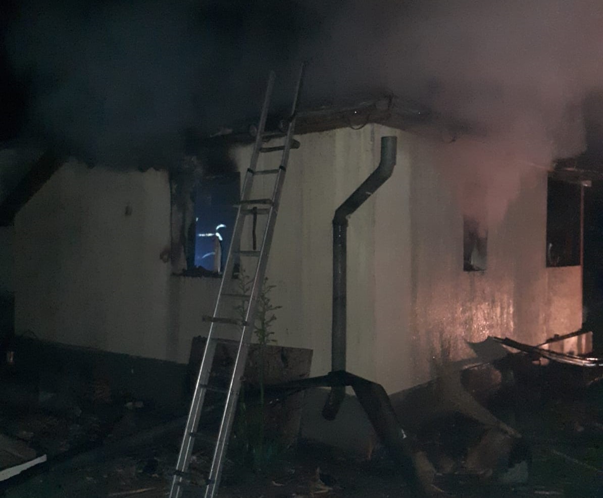 În urma incendiului, acoperișul bucătăriei de vară a fost distrus pe o suprafață de 40 de mp/ Foto: ISU Cluj