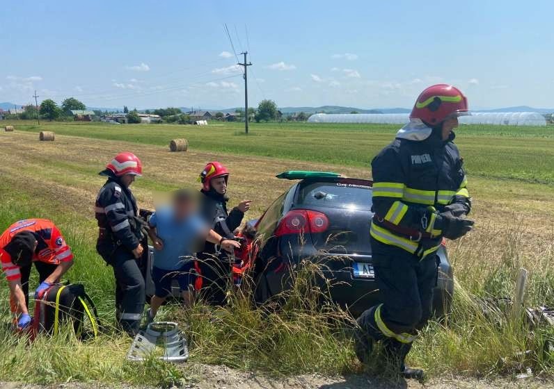 Cele două conducătoare auto şi trei pasageri aflaţi în autoturismul condus de femeia din judeţul Cluj au fost răniţi şi transportaţi la spital/ Foto: ISU Bistrița-Năsăud
