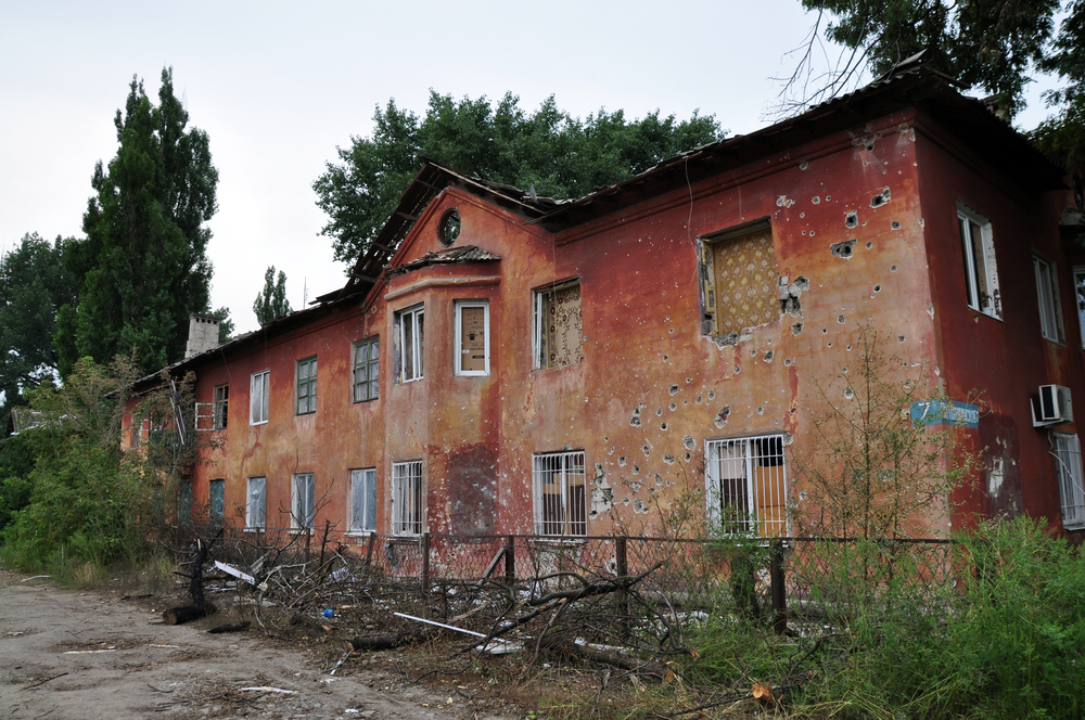 Clădire rezidențială într-o zonă de război din regiunea Donețk/ Foto: depositphotos.com
