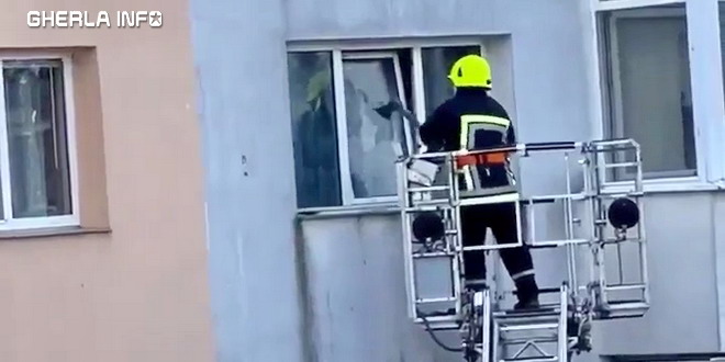 Pompierii au reușit să intre în apartament unde au găsit trupul bătrânului de 63 de ani în stare avansată de putrefacție/ Foto: gherlainfo.ro
