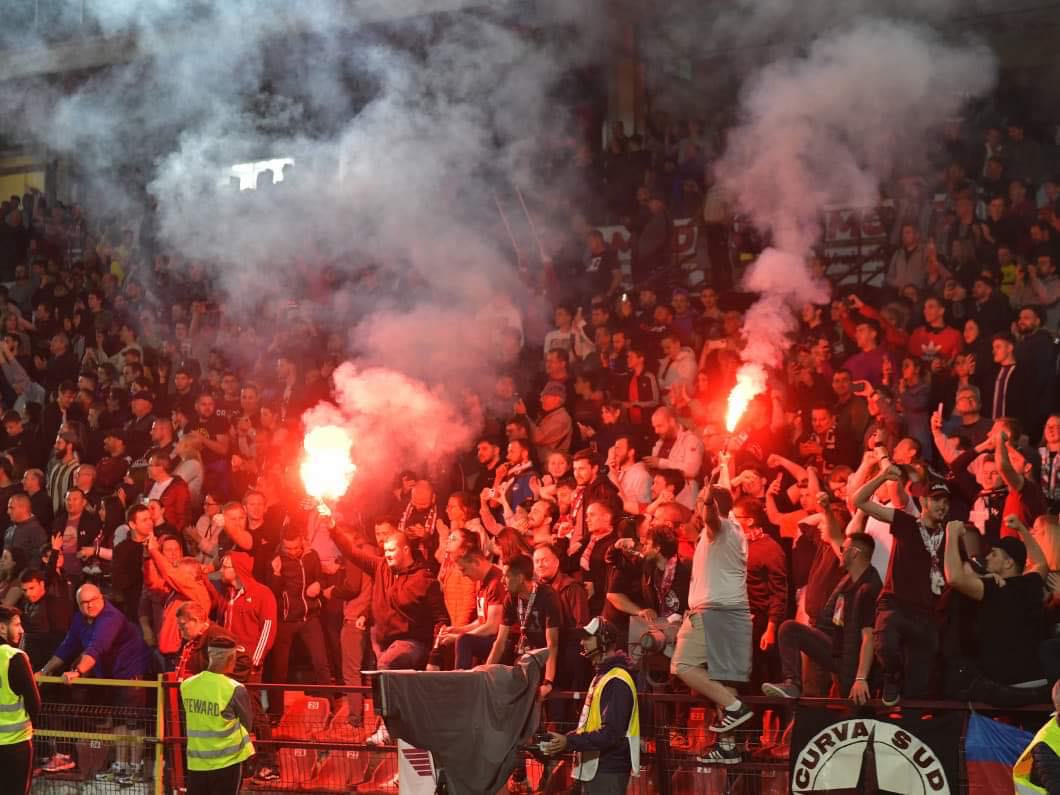 Grupul KVSC, format din etnici maghiari, și-a anunțat revenirea în tribunele stadionului „Dr. Constantin Rădulescu”. FOTO: KVSC Hirek Facebook