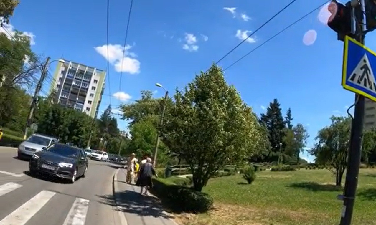 Un șofer inconștient a făcut o depășire extrem de riscantă pe trecerea de pietoni de pe strada Unirii numărul 3 din municipiul Cluj-Napoca/ Foto: captură video Facebook