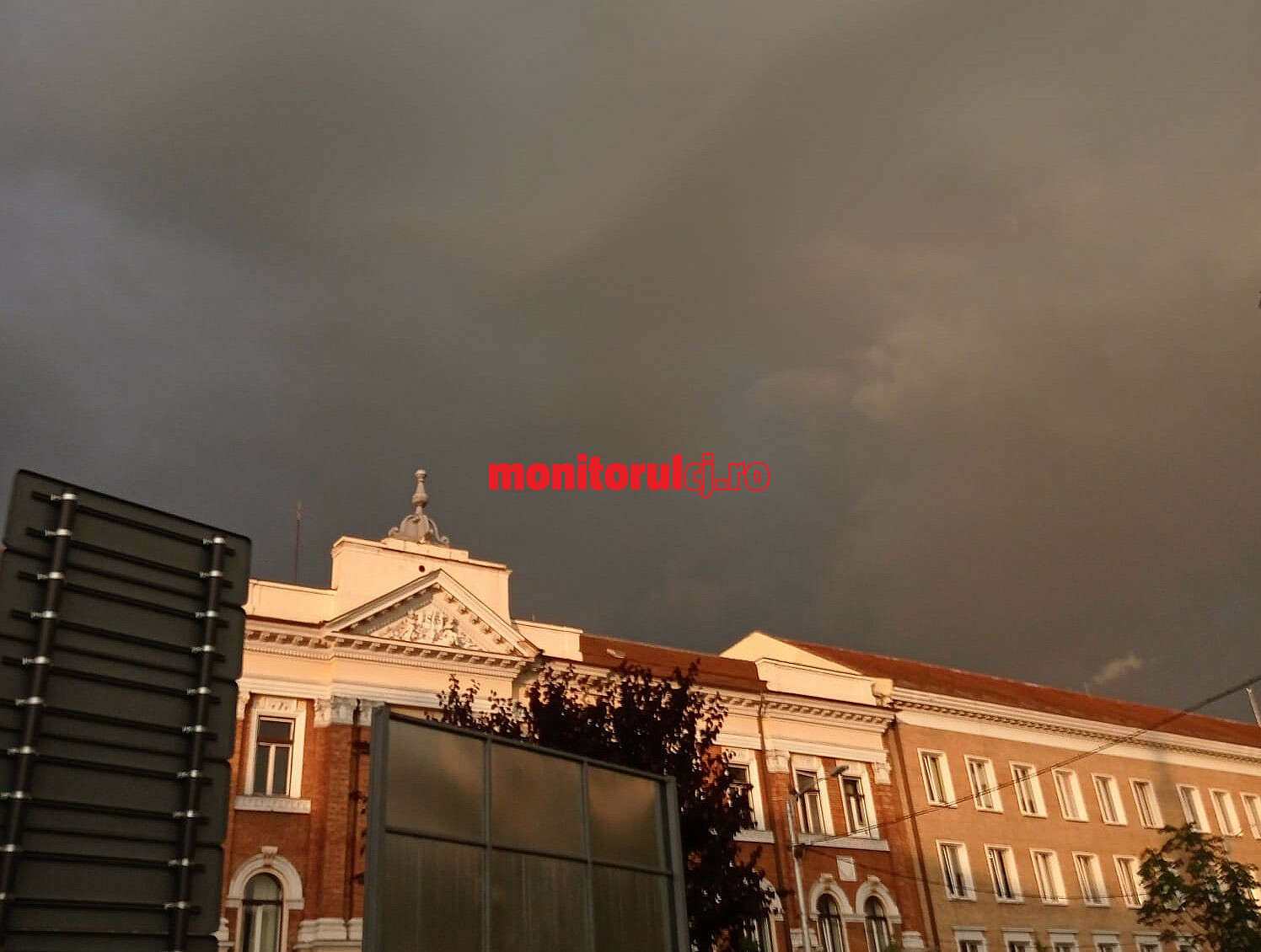 Cod galben de ploi și vijelii în următoarele ore. FOTO: Monitorulcj.ro