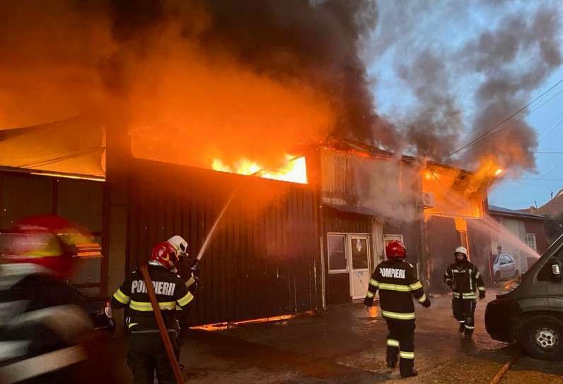 Un incendiu puternic a izbucnit marți dimineață la o hală din municipiul Sibiu. Flăcările au afectat 300 de mp din hală/ FOTO: ISU Sibiu