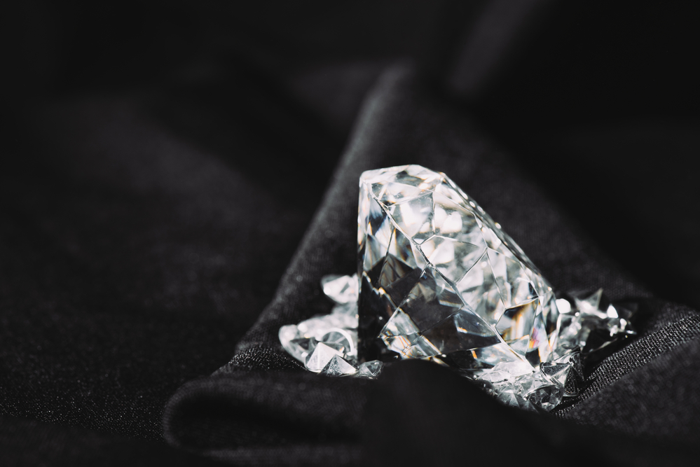 Doi tineri au furat o bijuterie cu diamante care costă peste 7.000 lei / Foto: depositphotos.com