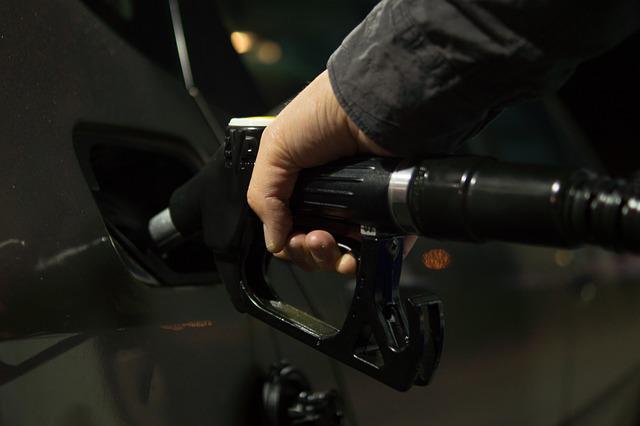Guvernul a adoptat ordonanța pentru reducerea prețului cu 50 de bani la carburanți / Foto: pixabay.com