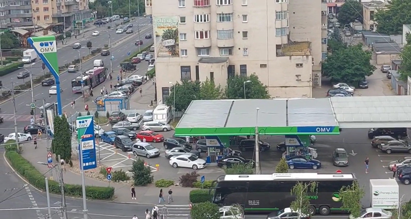Zeci de șoferi nemulțumiți de prețurile ridicate ale carburanților s-au întâlnit, joi, 30 iunie, la benzinăria OMW din cartierul Mărăști/ Foto: captură ecran video