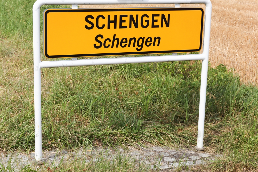 Americanii care o să vrea să călătorească în țările Uniunii Europene din spațiul Schengen nu vor mai putea să facă acest lucru doar utilizând pașaportul / Foto: depositphotos.com