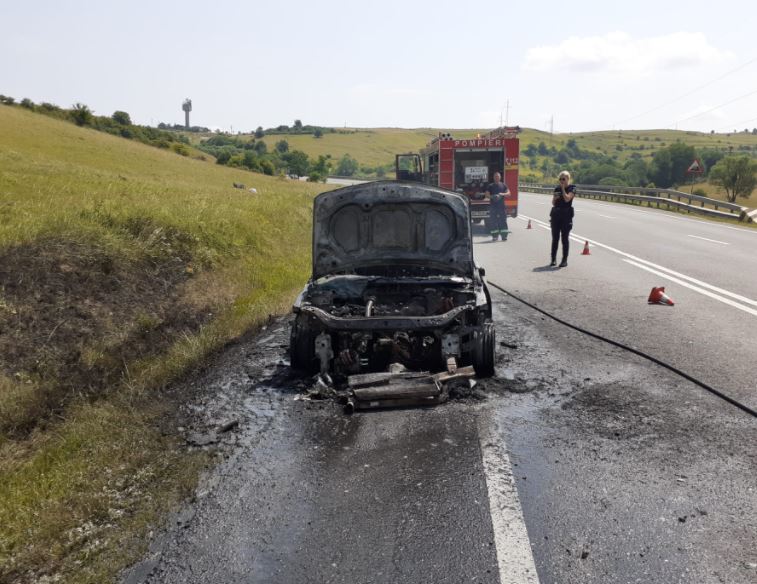 Incendiu pe un drum din Izvoru Crișului / Foto: ISU Cluj