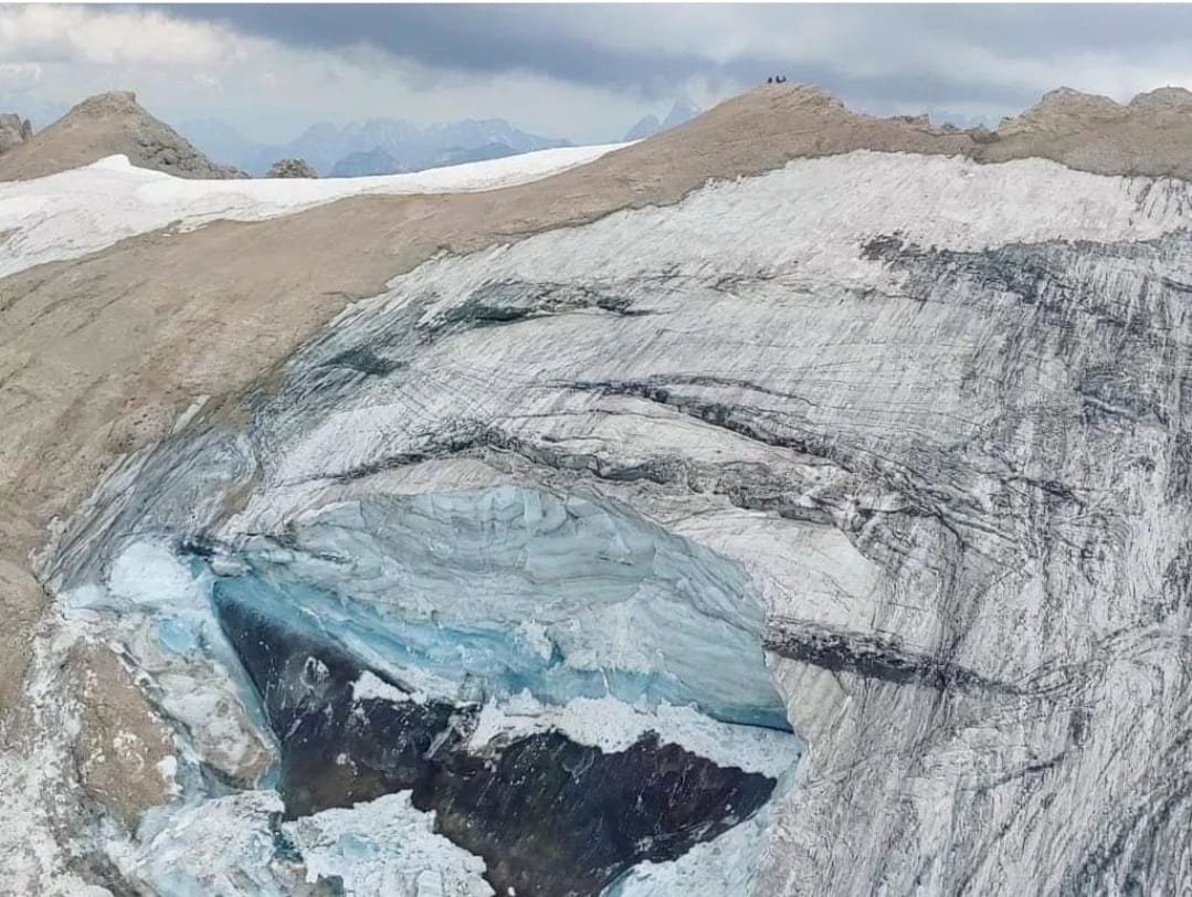Cel puţin şase persoane au murit duminică după ce un gheţar s-a prăbuşit în munţii Dolomiţi din nordul Italiei/ Foto: Twitter - Alpine-Adriatic Meteorological Society