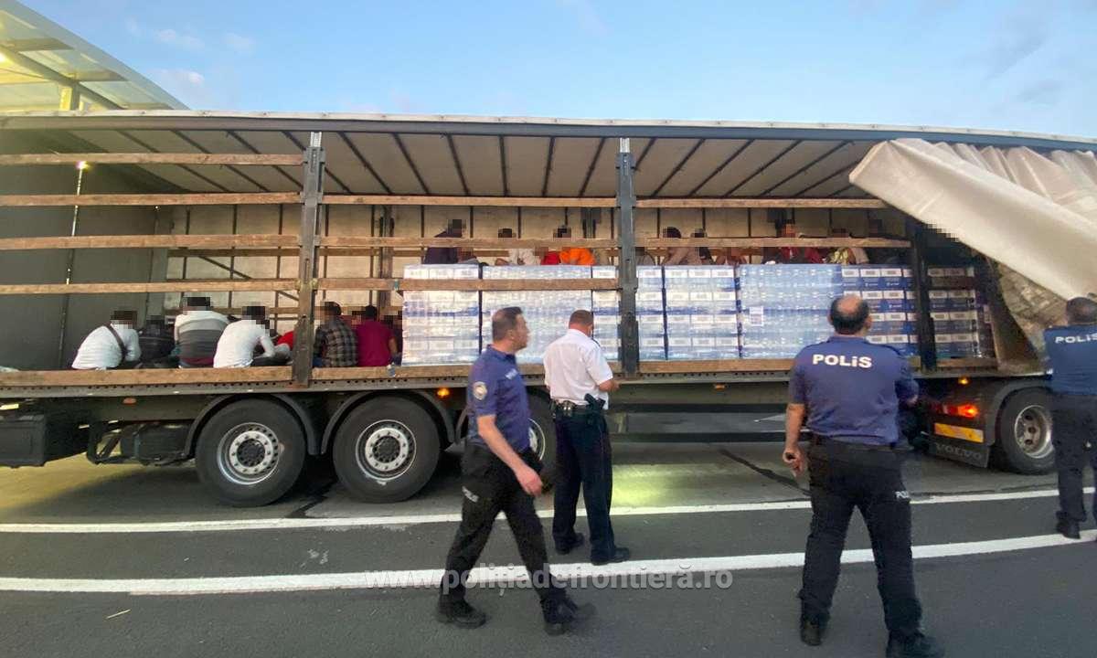 41 de cetățeni străini au fost depistați de polițiștii de frontieră de la punctele de trecere a frontierei Nădlac II/ Foto: politiadefrontiera.ro