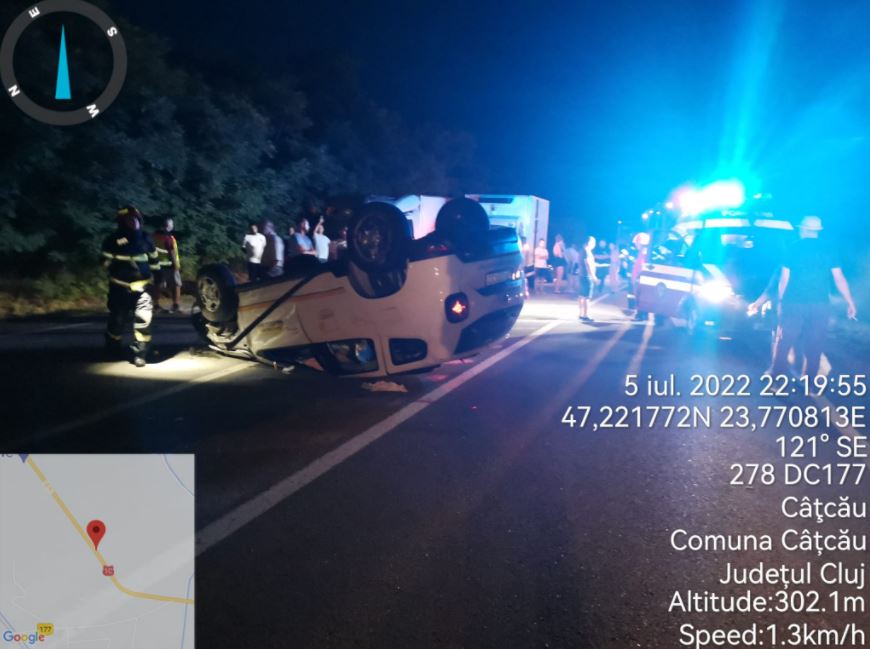 În accident au fost implicate un autoturism și un tractor cu remorcă / Foto: ISU Cluj