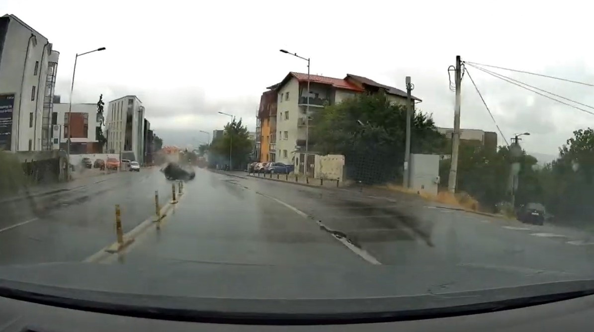 Drumurile din municipiul Cluj-Napoca au devenit alunecoase din cauza ploii care a fost prezentă miercuri pe tot parcursul zilei/ Foto: captură ecran video