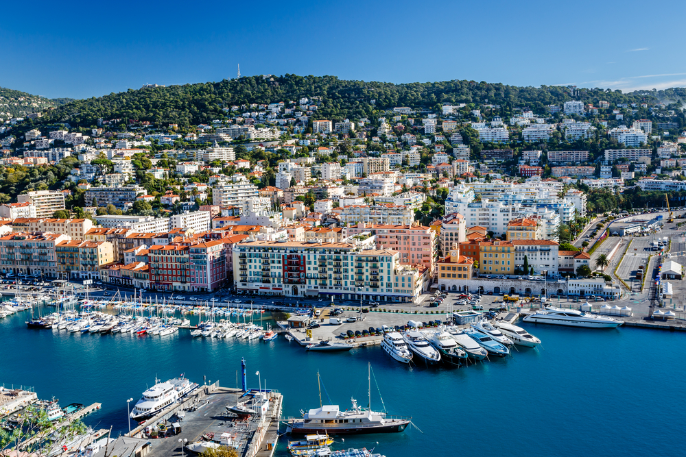 Renumitul oraş turistic Nisa, considerat capitala Coastei de Azur, a decis să reimpună de luni purtarea măştii sanitare în transportul public/ Foto: depositphotos.com