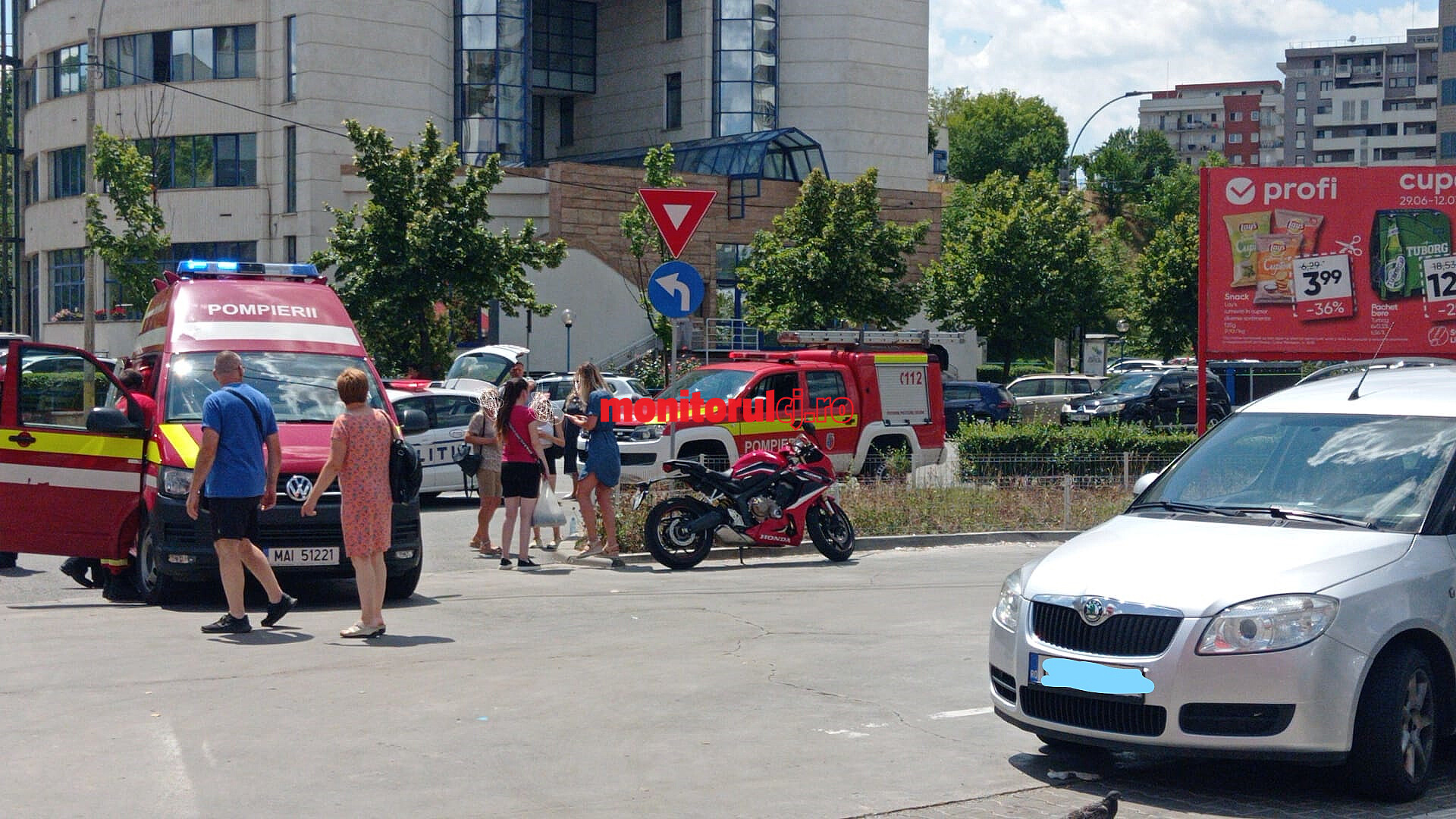 În accident ar fi fost implicate o mașină și o motocicletă/ Foto: Monitorul de Cluj