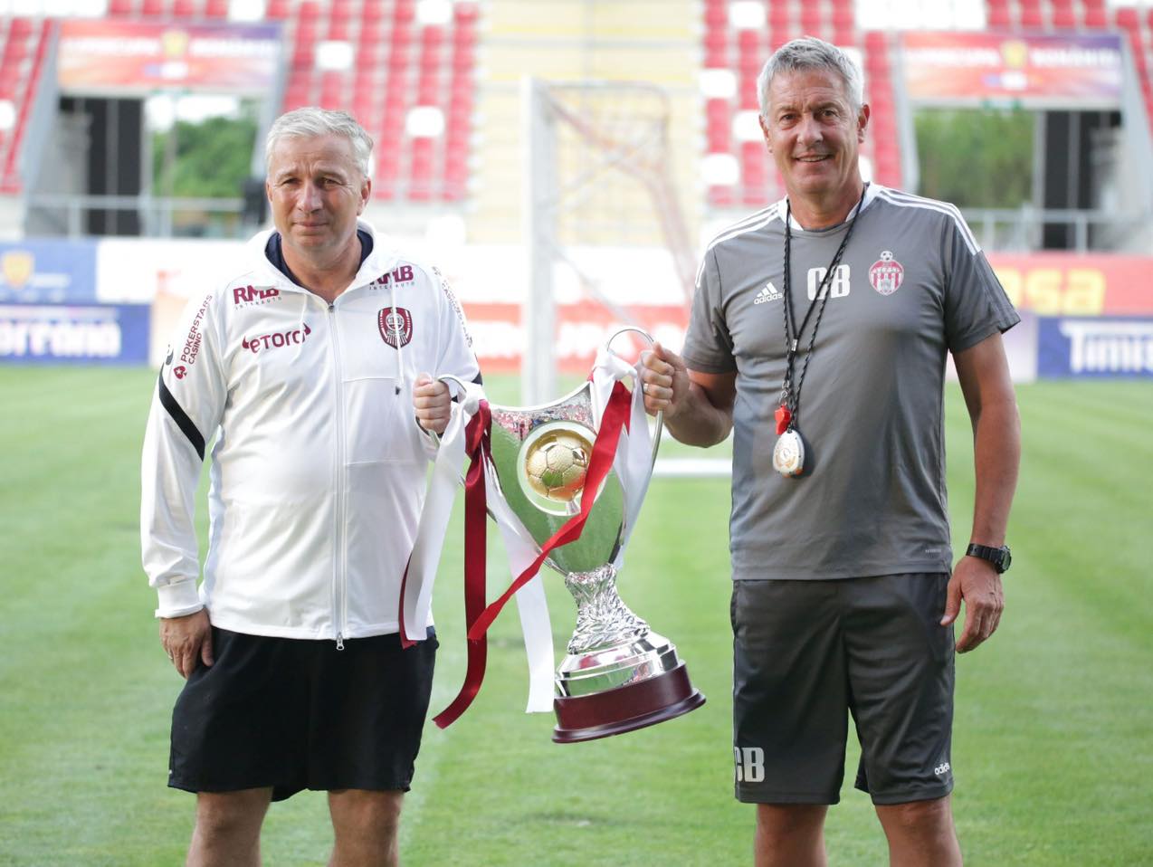 Dan Petrescu (foto stânga), a declarat, într-o conferinţă de presă susţinută la Arad, că formaţia sa nu îşi permite să piardă Supercupa. Sursa foto: Facebook/ Fotbal Club CFR 1907 CLUJ-NAPOCA